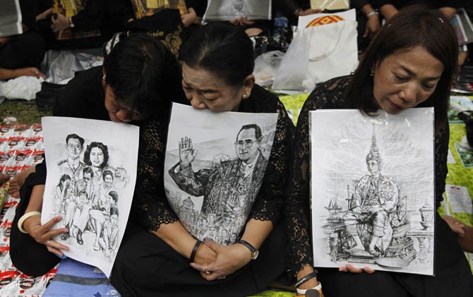 DUKA MENDALAM: Warga Thailand memberikan penghormatan terakhir untuk Raja Bhumibol kemarin. - Image
