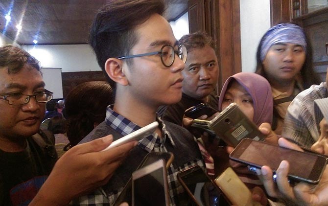 JUBIR: Gibran Rakabuming Raka (dua dari kiri) memberikan keterangan pada awak media. - Image