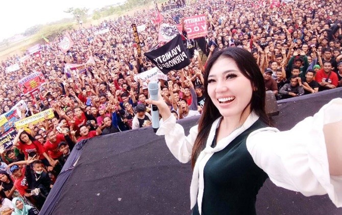 Via Vallen saat beraksi panggung - Image