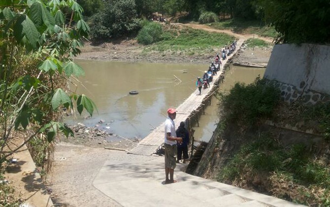 RAWAN: Jika beberapa daerah di sepanjang Sungai Bengawan Solo hujan dapat berakibat jembatan sasak terbawa arus. - Image