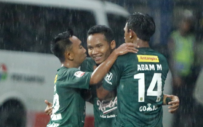 BAN KAPTEN: Rendi Irwan (kiri) memberikan ban kapten kepada Adam Maulana (kanan). - Image
