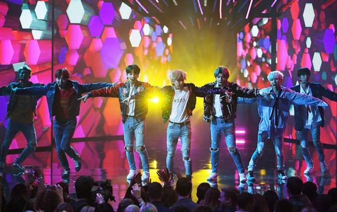 DNA: BTS saat tampil di American Music Awards 2017. - Image