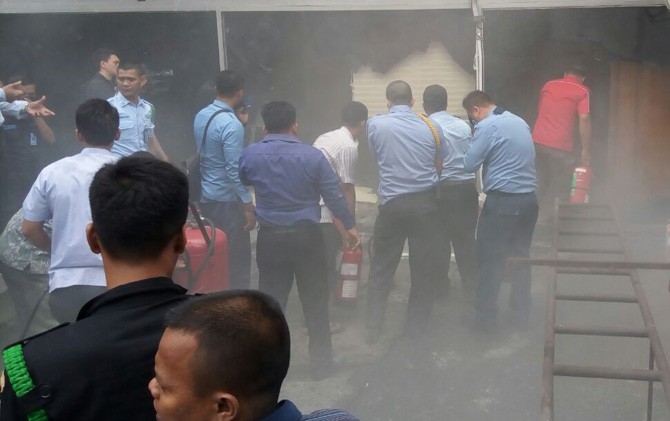 Petugas pengamana dalam (Pamdal) bersama staff Setjen DPR RI berjibaku memadamkan api yang membakar gedung Nusantara III Selasa(14/11). - Image