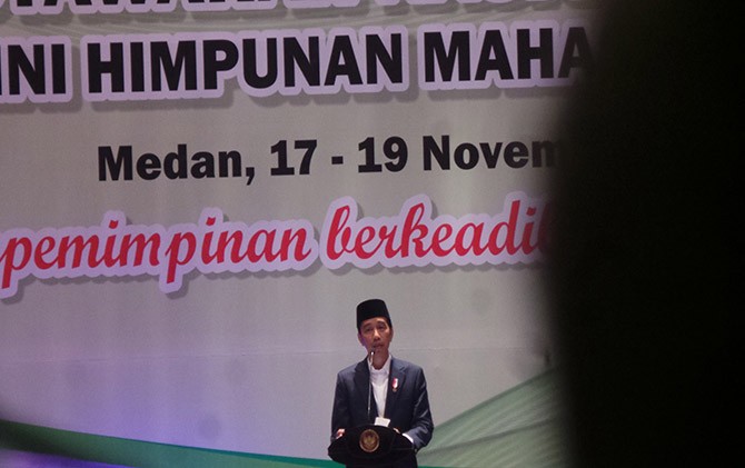 Presiden Jokowi menyampaikan sambutan di Munas KAHMI ke-10 di Hotel Santika Medan, Jumat (17/11). - Image