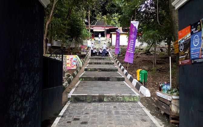 Sejumlah warga tengah beraktifitas di kawasan wisata Gunung Kemukus, Sragen. - Image