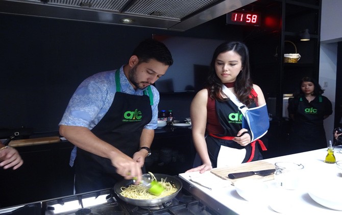 Celebrity Chef asal Malaysia Nik Michael Imran dan pembawa acara Asian Food Channel, Sarah Benjamin - Image