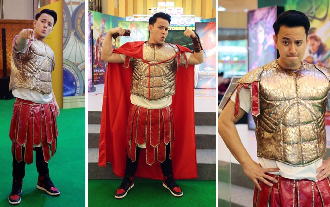 CAKEP: Billy Davidson dengan berbagai pose konyol. - Image