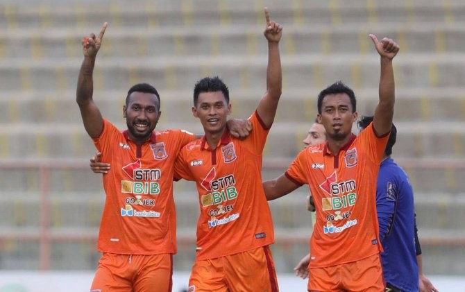 Trio pahlawan kemenangan Borneo FC atas Persib, Patrich Wanggai, Lerby Eliandry, dan Sultan Samma. - Image