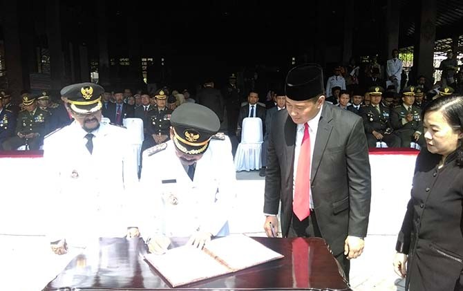 Tandatangani MoU: Walikota Solo, F.X. Hadi Rudyatmo menandatangani MoU program RTH dengan BPJS Ketenagakerjaan, Jumat (10/11). - Image