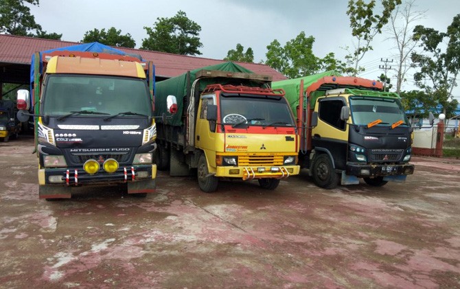 truk pengangkut beras Malaysia diamankan di Polres Bengkayang, Minggu (19/11) - Image
