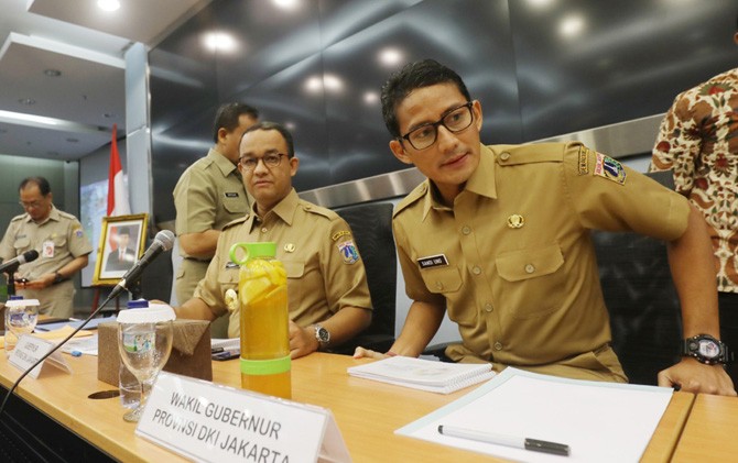 Wagub DKI Sandiaga Uno bersama Gubernur DKI Jakarta Anies Baswedan - Image