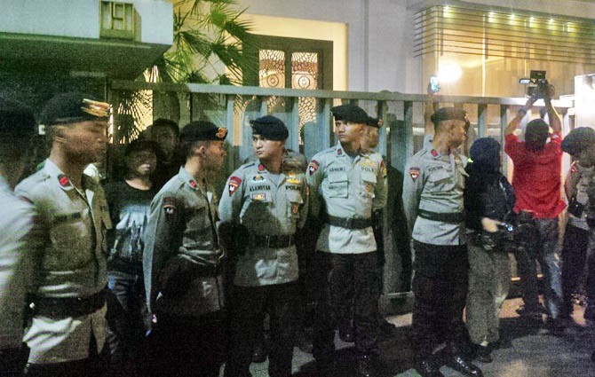 Polisi yang berjaga di depan pagar rumah Setya Novanto, Rabu (15/11) malam. - Image