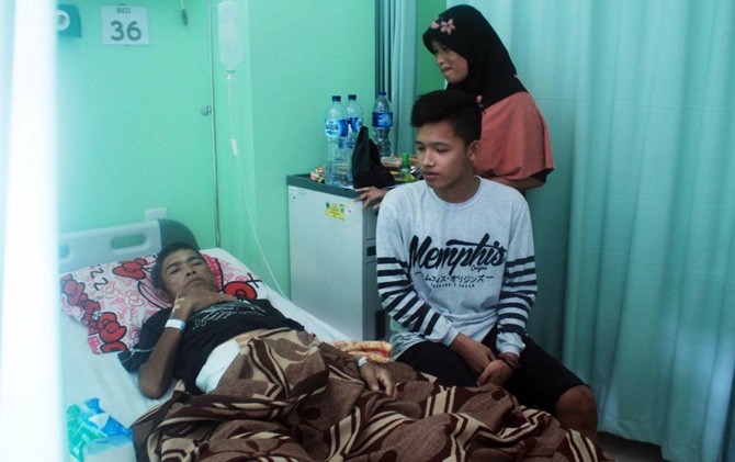 Wawan Gunawan terbaring di RSUD dr Soekardjo Kota Tasikmalaya setelah memakan paku dua bulan. - Image