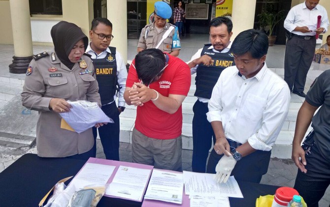 Dokter gadung diperlihatkan aparat Polrestabes Surabaya - Image