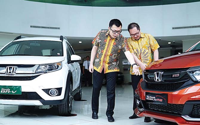 AGRESIF: Marketing and After Sales Service Director HSC Wendy Miharja dan General Manager HSC William Saputra di Surabaya kemarin. - Image
