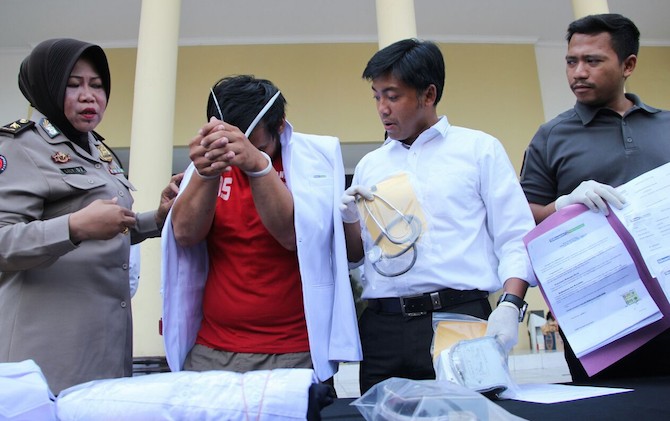 CH si Dokter Gadungan kini mendekam di balik jeruji besi. - Image