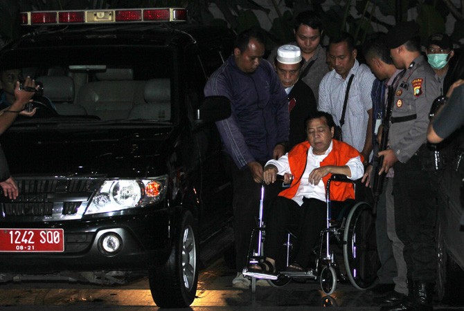 Ketua DPR Setya Novanto tiba di gedung KPK menggunakan rompi tahanan usai dijemput dari Rumah Sakit Cipto Manhunkusumo, Jakarta, Minggu (19/11/2017) - Image