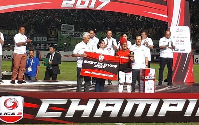 Irfan Jaya berhak atas hadiah Rp 100 juta usai menjadi pemain terbaik Liga 2 2017. - Image