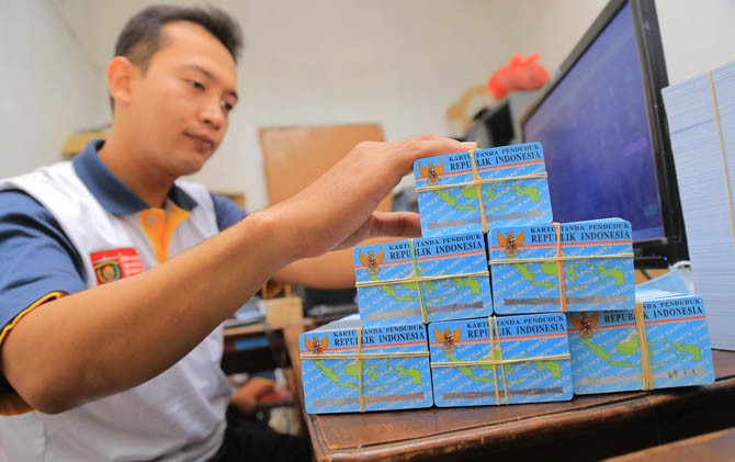 Petugas merapikan e-KTP sebelum didistribusikan - Image