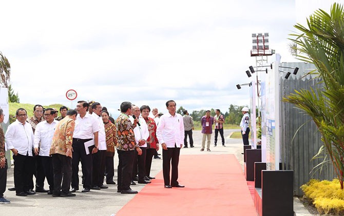 Presiden Jokowi meninjau terminal di Bandara Internasional Silangit, Jumat (24/11). - Image