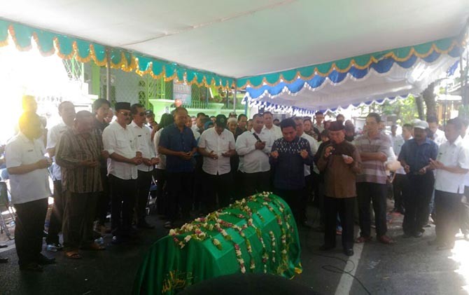 Jenazah Kepala Dinas Perpustakaan Umum Arsip dan Daerah Kota Malang, Djoko Yuwono, saat akan diberangkatkan ke TPU Samaan. - Image