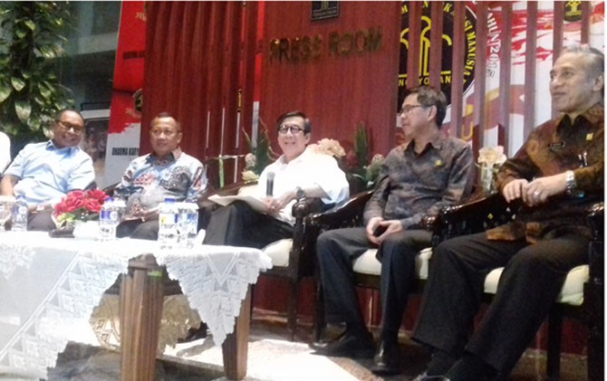 Menkumham Yasona Laoly (tengah berbaju putih), saat menggelar konferensi pers terkait rencana pengumuman CPNS di Kemenkumham - Image