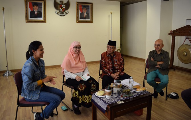 SHARING: Taufik Ismail (dua dari kanan) saat di Korea. - Image
