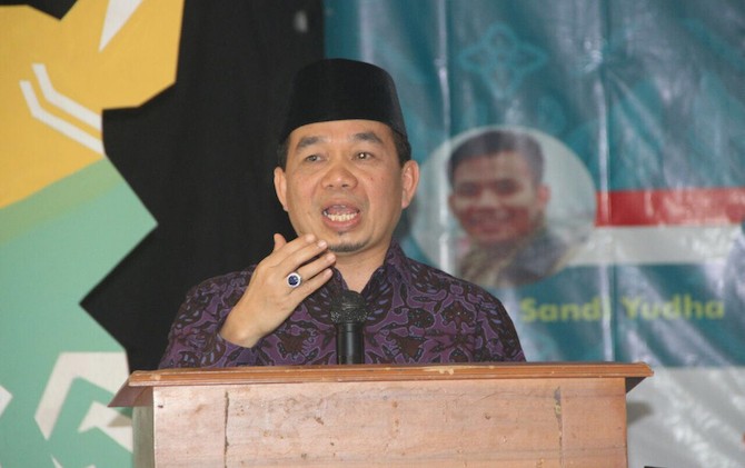 Ketua Fraksi Partai Keadilan Sejahtera (PKS) Jazuli Juwaini saat menjadi Keynote Speaker dan membuka acara Seminar Internasional Tentang Politik Islam Dunia di UIN Banten - Image