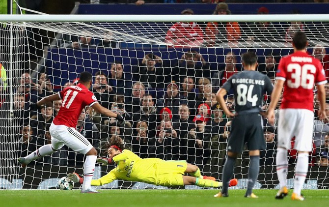 Momen Mile Svilar menggagalkan tendangan penalti Anthony Martial - Image