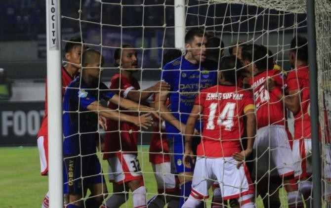 Laga Persija vs Persib kembali dihiasi kontroversi. - Image