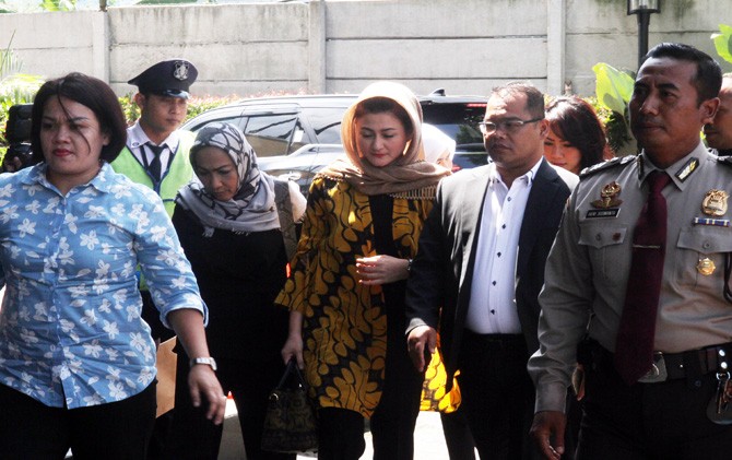 Deisti Astriani Tagor, istri Setya Novanto saat mendatangi Gedung KPK Senin (20/11) - Image