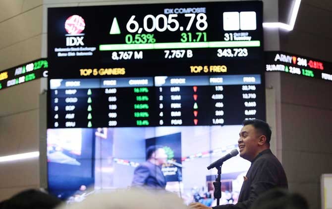 BURSA DITUTUP: Tulus menghibur saat penutupan bursa saham bulan Oktober 2017 di Kantor IDX, Jakarta, Selasa (31/10). - Image