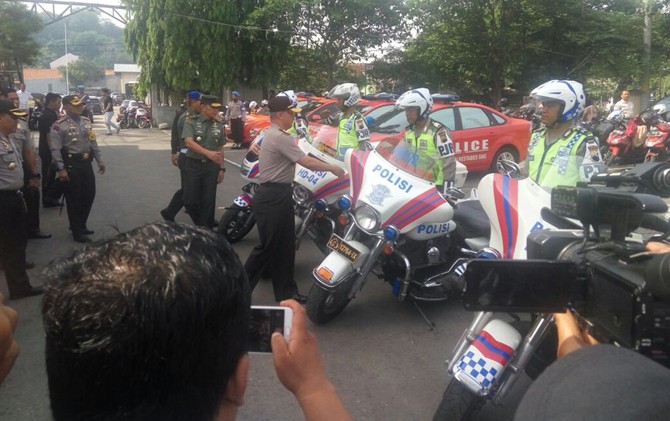KONSOLIDASI: Kapolda Jateng Condro Kirono (di depan motor gede) menyiapkan jajarannya menjelang pelaksanaan Operasi Zebra 2017. - Image