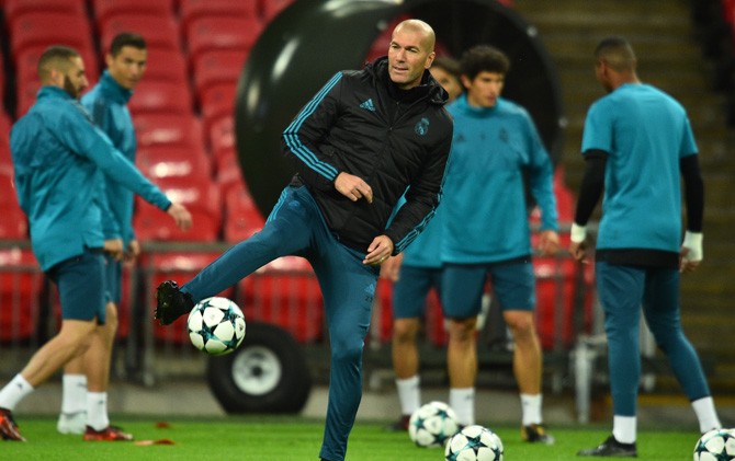 Zinedine Zidane tengah memimpin latihan Real Madrid. Mereka ingin meneruskan tren selalu menang di kandang Tottenham - Image