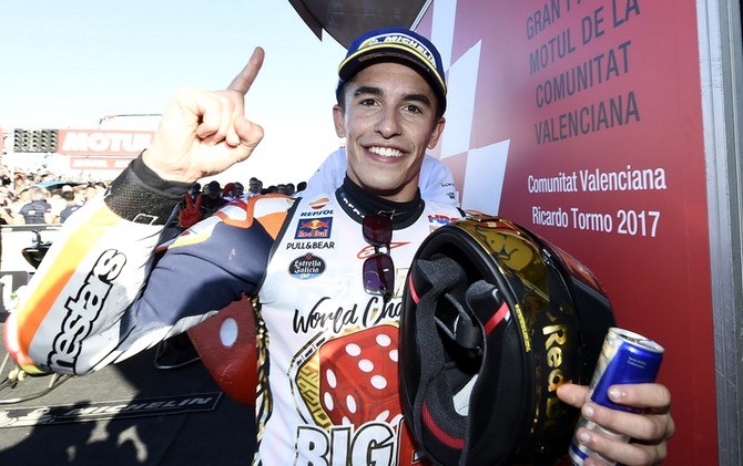 Marc Marquez menahbiskan diri sebagai juara dunia MotoGP 2017 usai mengoleksi 298 poin. - Image