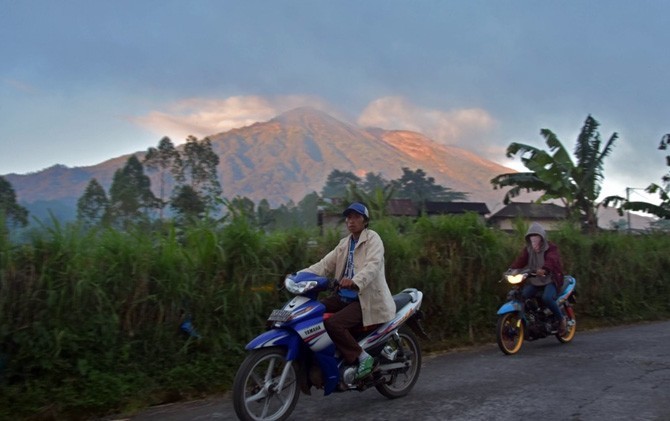 Warga mengungsi dari Gunung Agung, Bali. - Image
