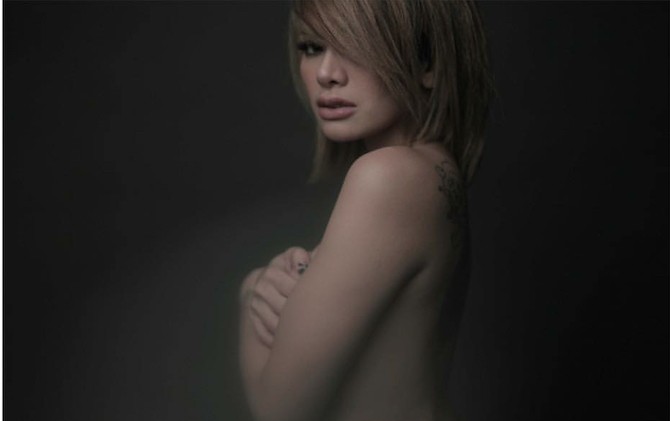 Nikita saat berpose topless. - Image