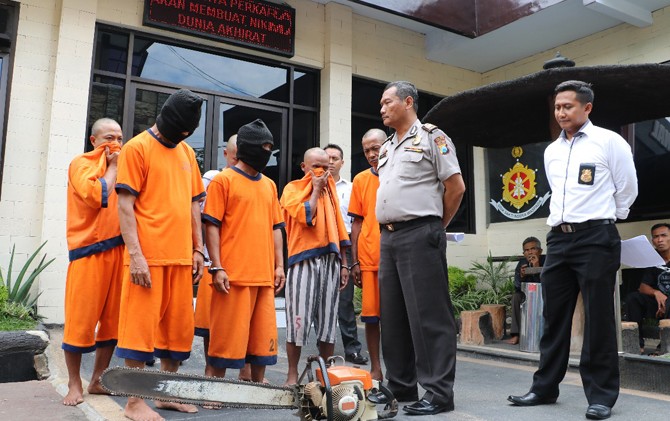 JADI TERSANGKA: Delapan laki-laki diamankan polisi karena membawa kayu tanpa dilengkapi surat - Image