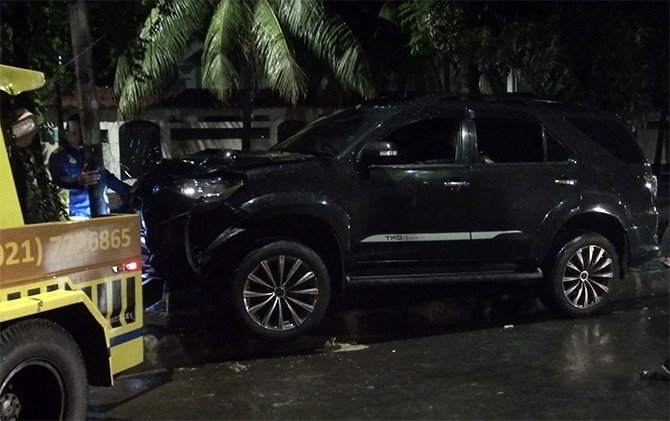 Mobil Toyota Fortuner yang ditumpangi Ketua DPR Setya Novanto yang mengalami kecelakaan, tadi malam - Image