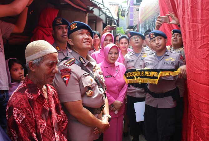 Satuan Brimob Polda Metro Jaya melakukan kegiatan bakti sosial untuk memperingati HUT Korps Brimob ke-72. - Image