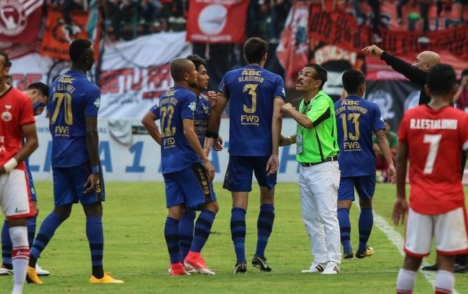 Persib beberapa kali ingin sudahi laga sebelum pertandingan. - Image