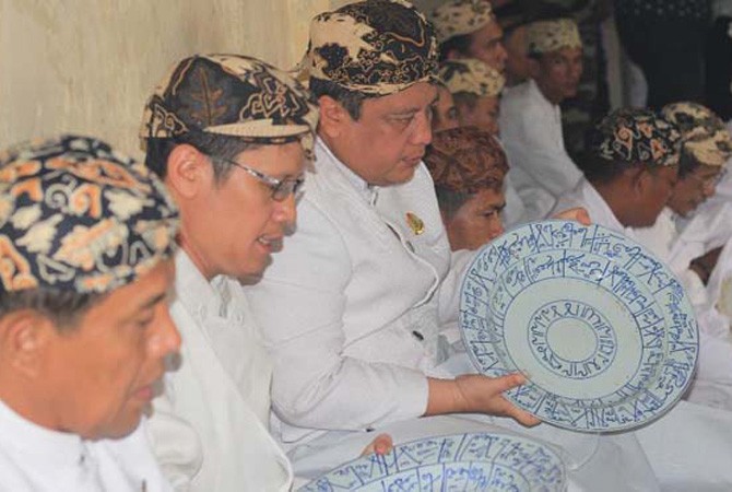Sultan Sepuh XIV PRA Arief Natadiningrat SE (tiga dari kiri) memaknai pencucian piring para wali bahwa setiap memulai ibadah harus bersuci dulu. - Image