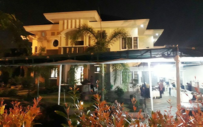 Kediaman Bobby Nasution calon menantu Presiden RI Joko Widodo di Komplek BHR, Medan. - Image