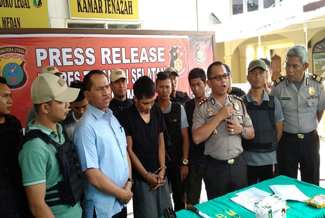 Wadirreskrimum Polda Sumut AKBP Maruli Siahaan bersama Kapolres Tapsel M Iqbal Harahap memberikan keterangan pers di depan Instalasi Jenazah RS Bhayangkara Polda Sumut, Medan, Rabu (1/11). - Image