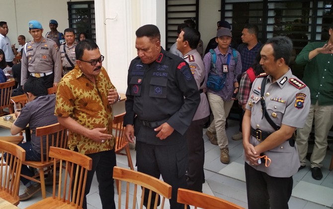 PASTI KEAMANAN: Kapolda Sumut Irjen Paulus Waterpauw saat meninjau kediaman Bobby Nasution dan berkoordinasi dengan pihak keluarga. - Image