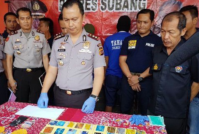 Kapolres Subang AKBP Muhammad Joni didamping Kasat Reskrim Polres Subang AKP Moc Ilyas Rustiandi menujukan barangbukti hasil kejahatan. - Image