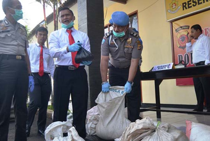 Polisi memperlihatkan ratusan liter tuak yang berhasil disita dari wilayah Kecamatan Cibingbin. - Image