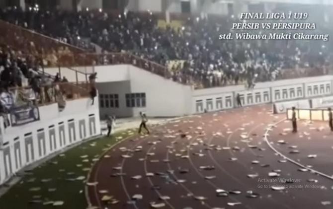 Pelempara bangku stadion dari oknum suporter. - Image
