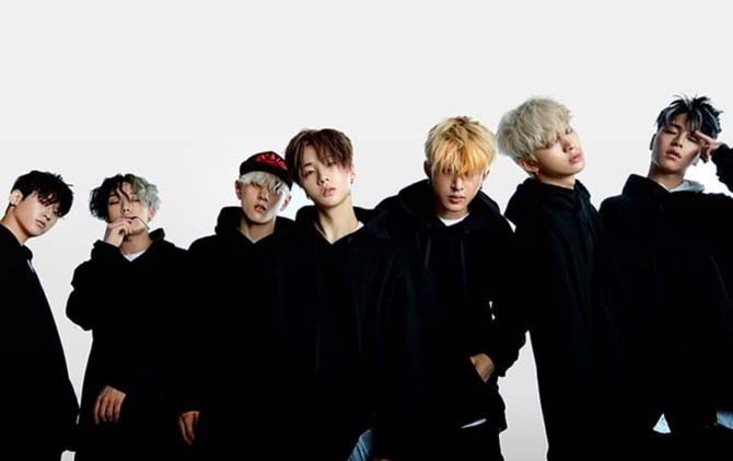 MULTIGENRE: Boyband iKon menjadi pengisi acara Saranghaeyo Indonesia (SHI) 2017 di ICE BSD City, Tangerang Selatan, malam ini (25/11). Selain mereka ada Dean, Lee Hi, Eric Nam, dan band rock Day6. - Image