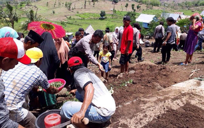 Jenazah Zainal Abidin, warga Dusun Lembang, Desa Salemba, Kecamatan Ujungloe, Bulukumba yang tewas akibat Operasi Zebra, dibawa ke Tamalatea, Jeneponto, untuk dimakamkan, Senin (6/11). - Image